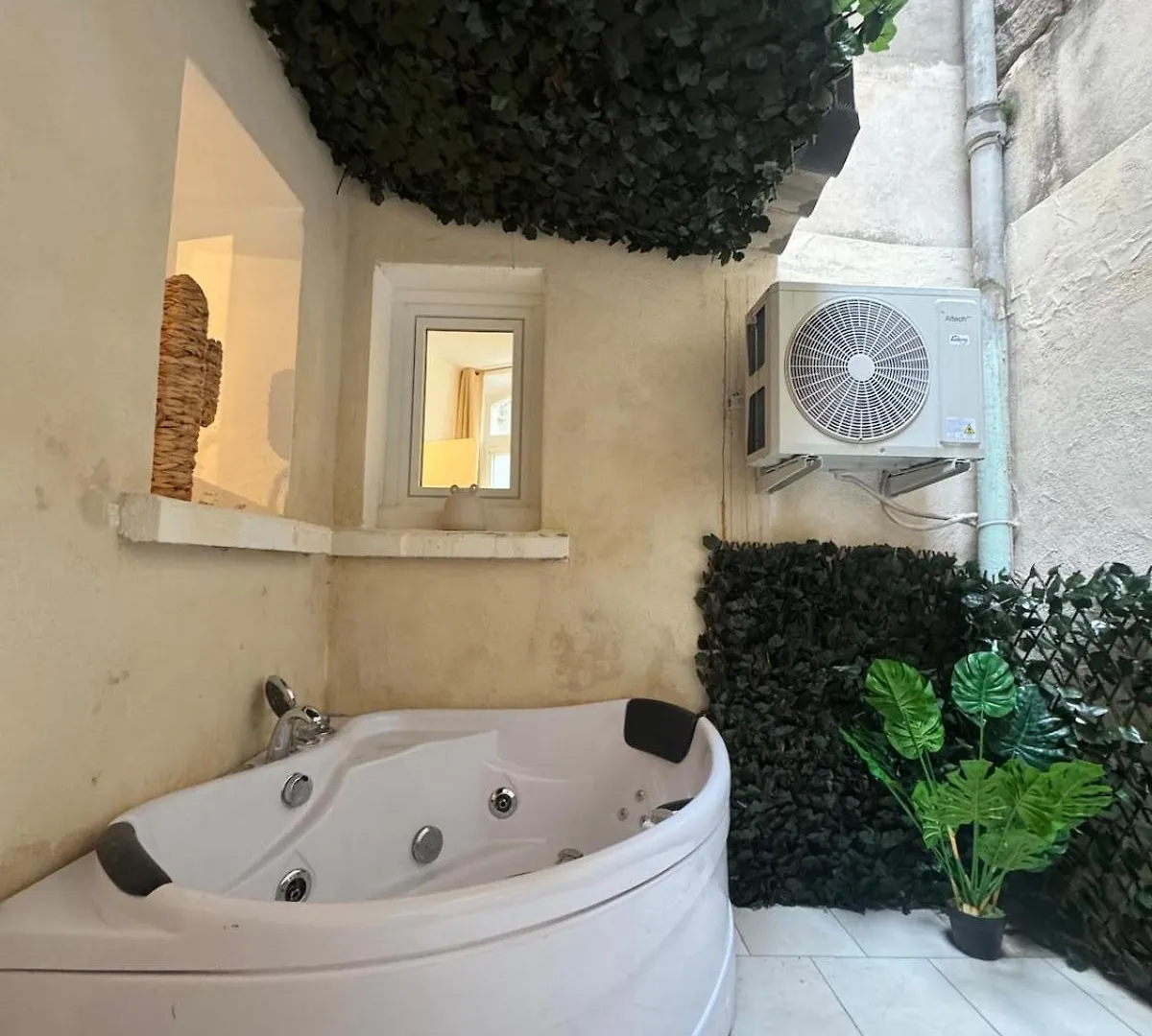 Appartement Avec Bain A Remous & Patio Avignon Apartment